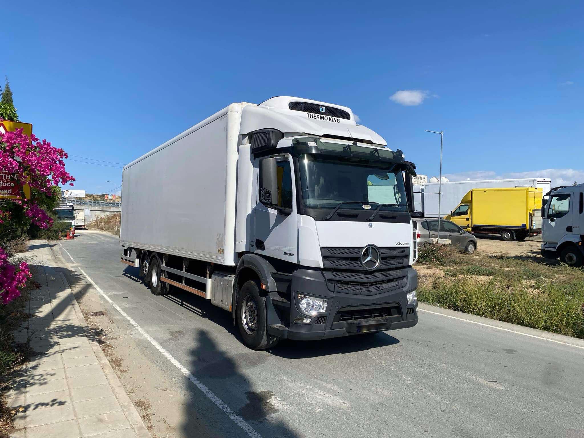 MERCEDES ANTOS 2533 6×2 FRIDGE BOX