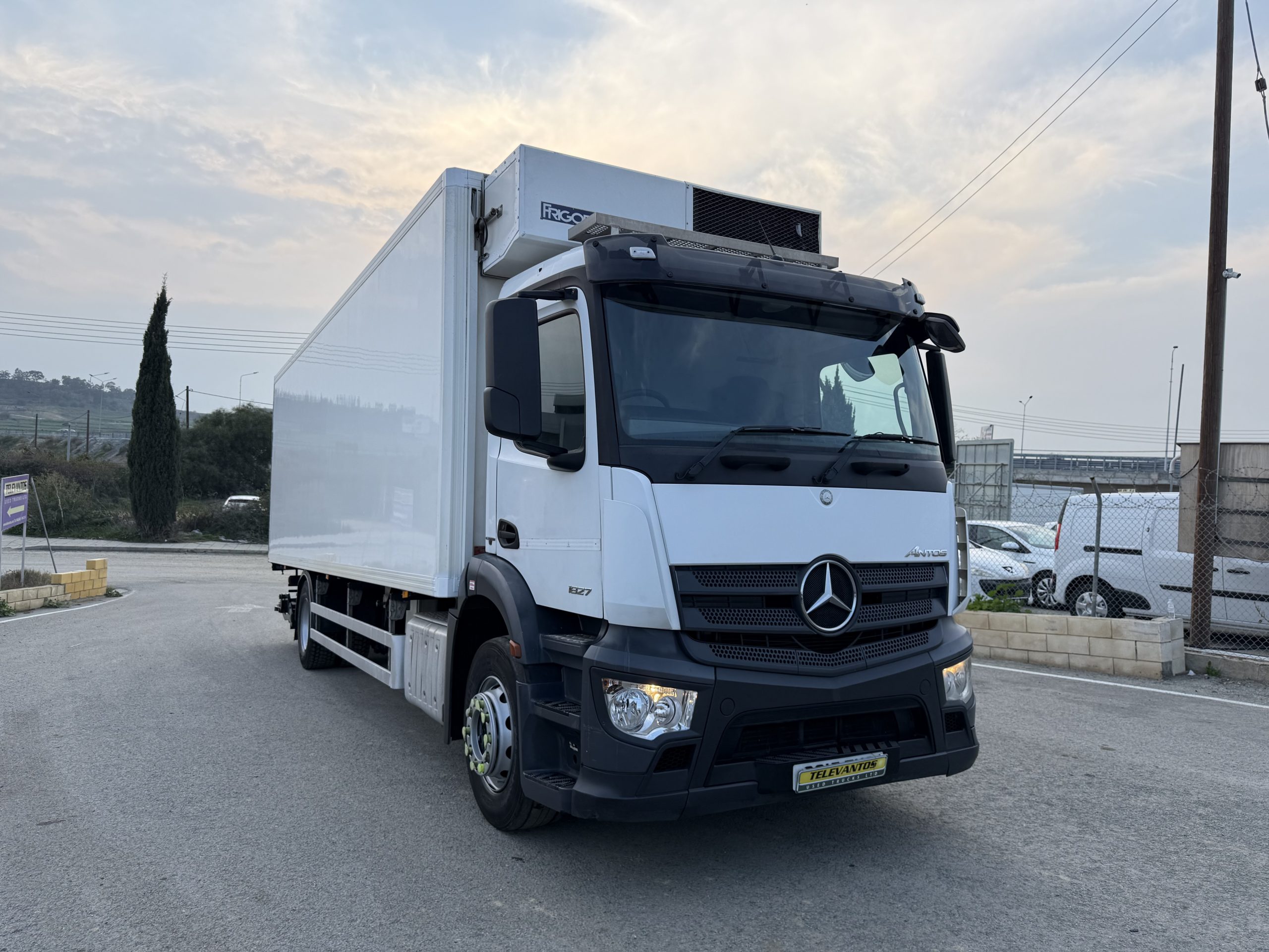 MERCEDES ANTOS 1827 FRIDGE BOX