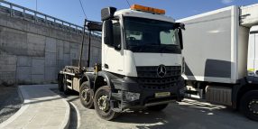 MERCEDES AROCS 3242 8X4 HOOKLOADER