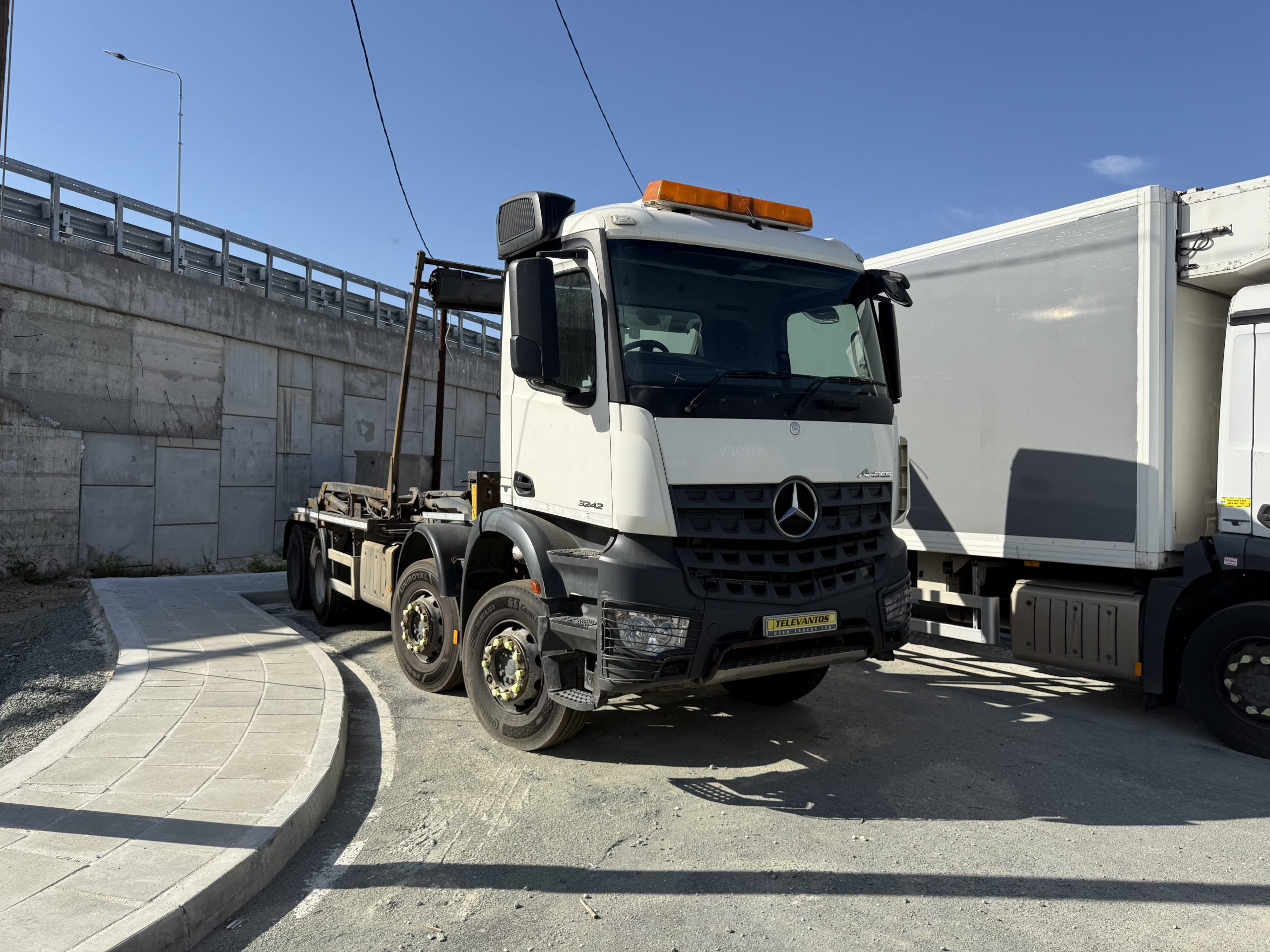 MERCEDES AROCS 3242 8X4 HOOKLOADER