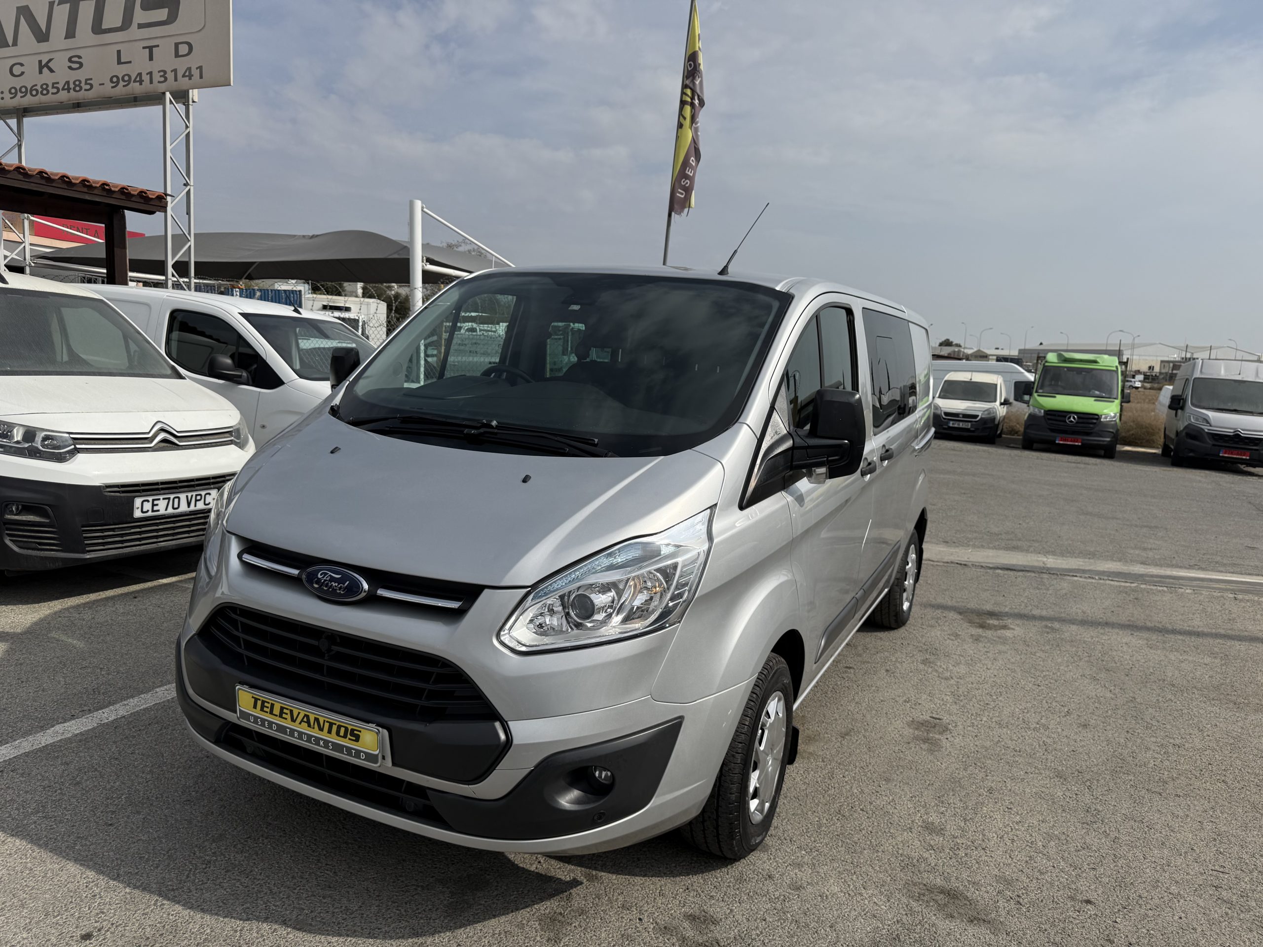 FORD CUSTOM CREW VAN