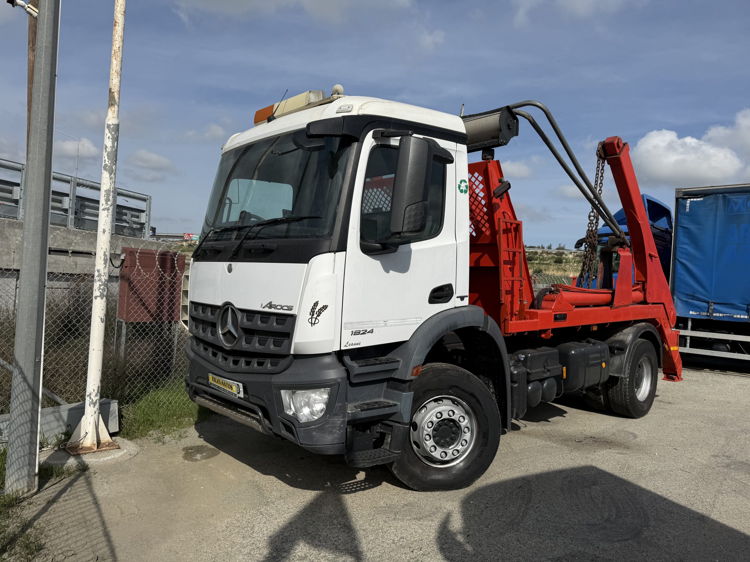 MERCEDES AROCS 1824 SKIP LOADER